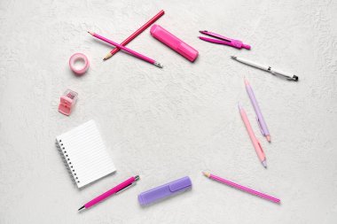 Grunge beyaz arkaplan üzerinde farklı kırtasiyeden yapılmış çerçeve içeren defter