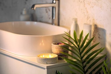 Yanan mum ve lavabo banyoda, yakın plan.