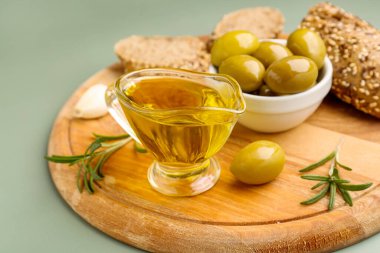 Yeşil arka planda taze zeytin yağlı et suyu.