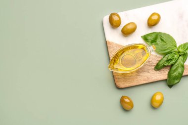 Yeşil arka planda taze zeytin yağlı et suyu.