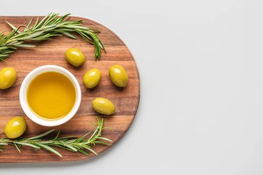 Gri arka planda taze zeytinyağlı kase