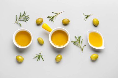 Gri arka planda taze zeytinyağlı kaseler