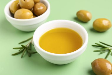 Yeşil arka planda taze zeytinyağlı kase