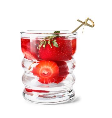 Beyaz arka planda çilekli bir bardak erimiş su.