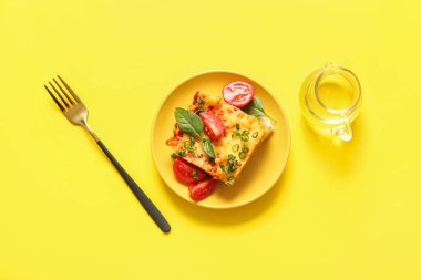 Sarı arka planda domates soslu ve peynirli makarna.