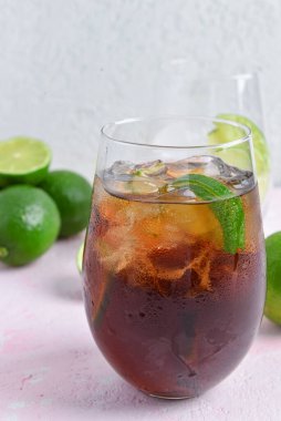 Masada bir bardak soğuk Küba kokteyli