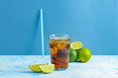 Mavi arka planda soğuk Küba Libre kokteyli.