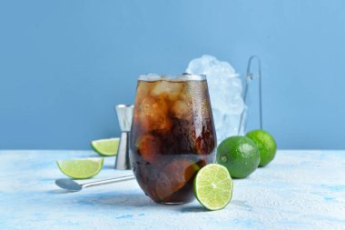 Mavi arka planda soğuk Küba Libre kokteyli.