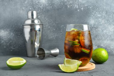 Gri arkaplanda soğuk Küba Libre kokteyli.