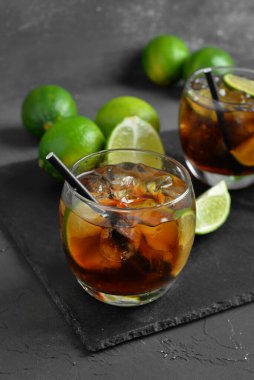 Gri arkaplanda soğuk Küba Libre kokteyli.