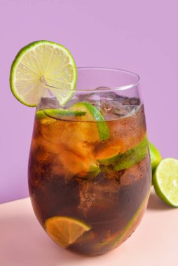 Arka planda soğuk Küba Libre kokteyli