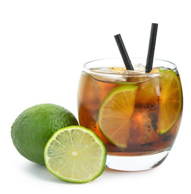 Beyaz arka planda soğuk Küba kokteyli izole edilmiş.