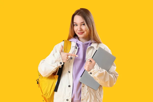 Estudante Sexo Feminino Apontando Para Laptop Fundo Amarelo — Fotografia de Stock