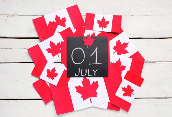 Kreidetafel Mit Datum Juli Und Kanadischen Flaggen Auf Weißem Holzhintergrund — Stockfoto
