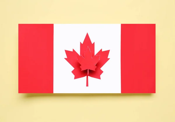 Sarı Arka Planda Akçaağaç Yaprağı Olan Kanada Nın Kağıt Bayrağı — Stok fotoğraf