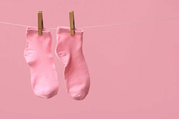 Pareja Calcetines Algodón Colgando Una Cuerda Sobre Fondo Rosa — Foto de Stock