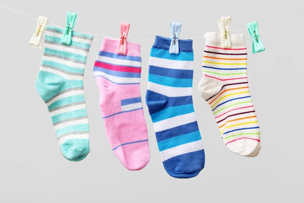Різні Шкарпетки Висять Мотузці Фоні Світла — стокове фото