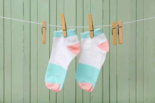 Pair Cotton Socks Hanging Rope Color Wooden Background — Stock Photo, Image