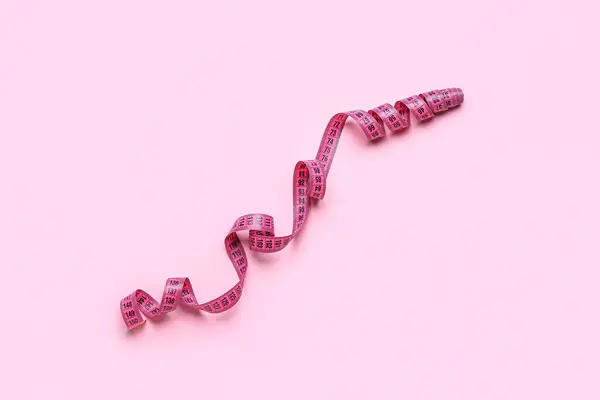 Mérőszalag Rózsaszín Alapon — Stock Fotó