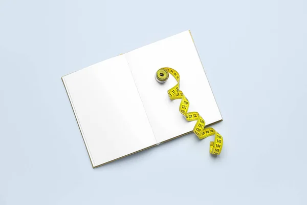 Notebook Aberto Branco Fita Métrica Fundo Claro — Fotografia de Stock