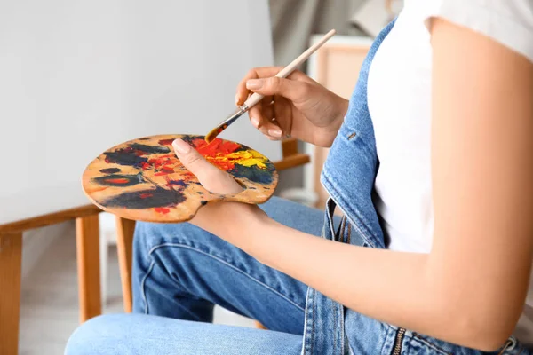 Female Artist Painting Picture Workshop Closeup — Stock Photo, Image