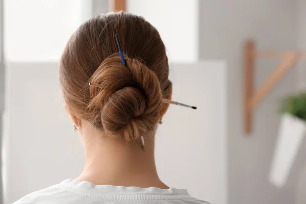 彼女の髪にブラシを持つ女性アーティスト バックビュー — ストック写真