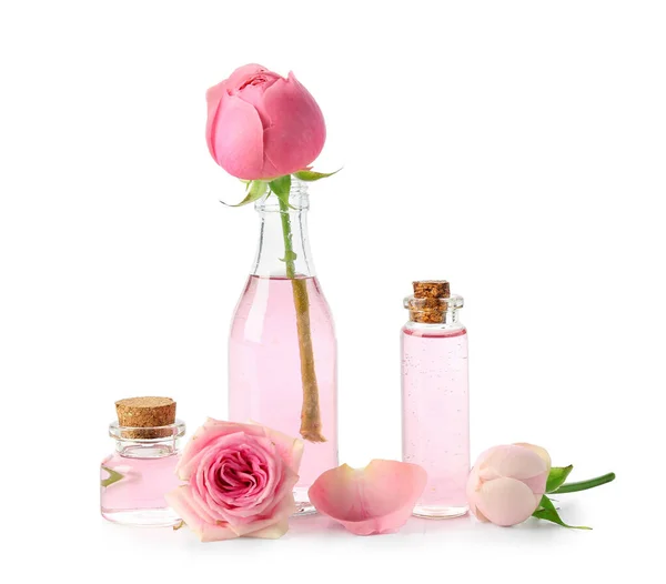 Μπουκάλια Καλλυντικού Ελαίου Εκχύλισμα Τριαντάφυλλου Και Λουλούδια Λευκό Φόντο — Φωτογραφία Αρχείου