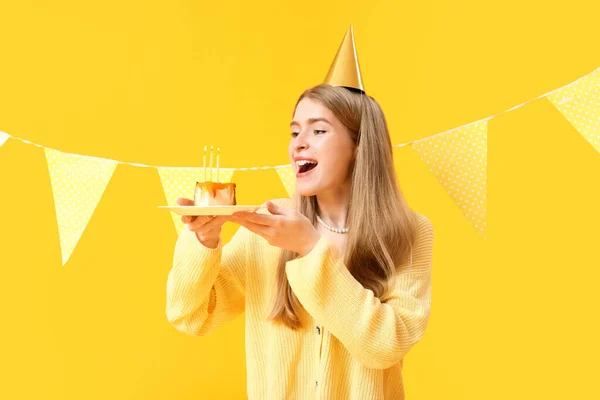 Mujer Joven Con Pedazo Pastel Cumpleaños Sobre Fondo Amarillo —  Fotos de Stock