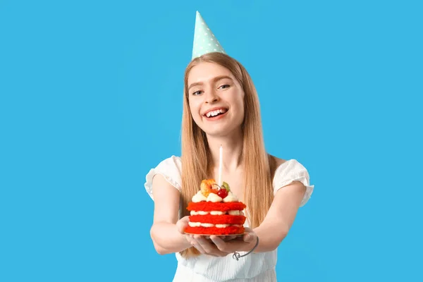 Młoda Kobieta Tortem Urodzinowym Niebieskim Tle — Zdjęcie stockowe