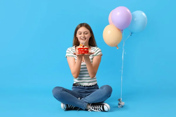 Mooie Jonge Vrouw Met Verjaardagstaart Ballonnen Blauwe Achtergrond — Stockfoto