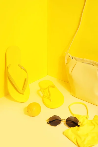 带泳衣 太阳镜和黄色背风包的翻筋斗 — 图库照片