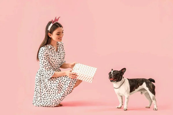 Mujer Joven Con Regalo Cumpleaños Bulldog Francés Sobre Fondo Rosa — Foto de Stock