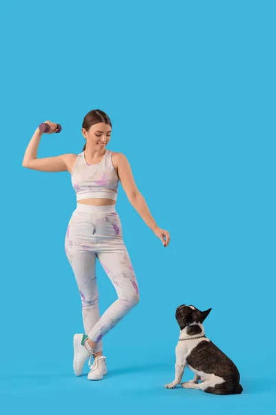 Sporty Young Woman Dumbbell Her French Bulldog Blue Background — Stock Photo, Image