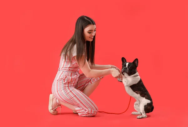 Junge Frau Mit Ihrer Französischen Bulldogge Auf Rotem Hintergrund — Stockfoto