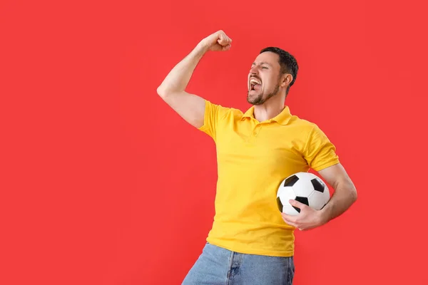 Hombre Emocional Con Pelota Fútbol Sobre Fondo Rojo — Foto de Stock