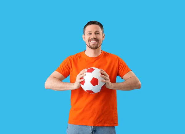 Hombre Feliz Con Pelota Fútbol Sobre Fondo Azul —  Fotos de Stock