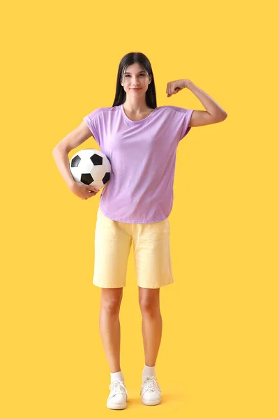 Mujer Joven Deportiva Con Pelota Fútbol Sobre Fondo Amarillo — Foto de Stock