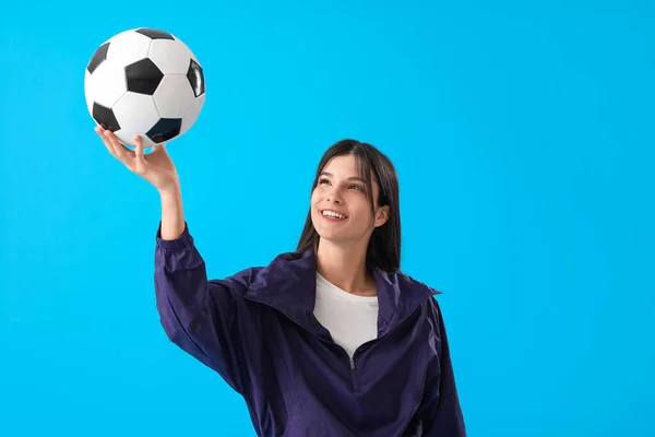 Mavi Arka Planda Futbol Topu Olan Genç Bir Kadın — Stok fotoğraf
