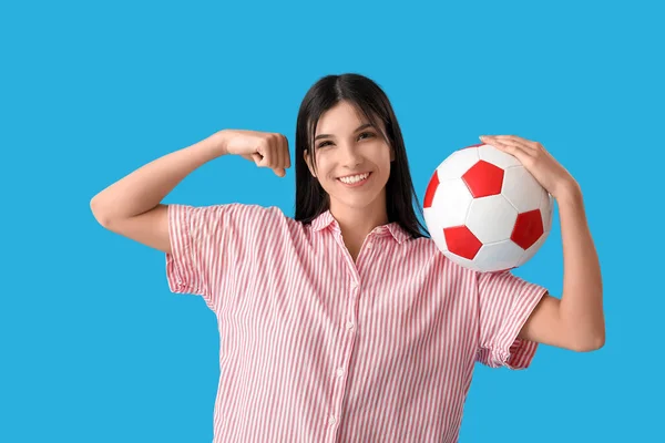 Αθλητική Νεαρή Γυναίκα Μπάλα Ποδοσφαίρου Μπλε Φόντο — Φωτογραφία Αρχείου