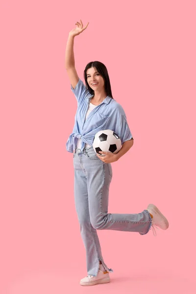 Mujer Joven Con Pelota Fútbol Sobre Fondo Rosa — Foto de Stock