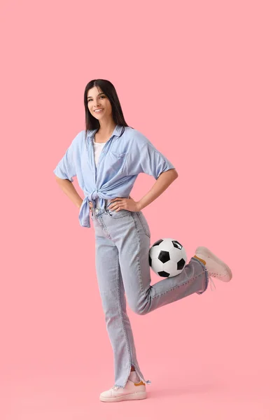Junge Frau Mit Fußball Auf Rosa Hintergrund — Stockfoto