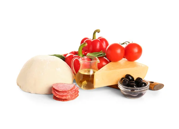 Rauw Deeg Ingrediënten Voor Het Bereiden Van Pizza Witte Achtergrond — Stockfoto