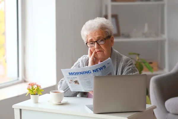 Senior Woman Reading Newspaper Home — Stock Photo, Image