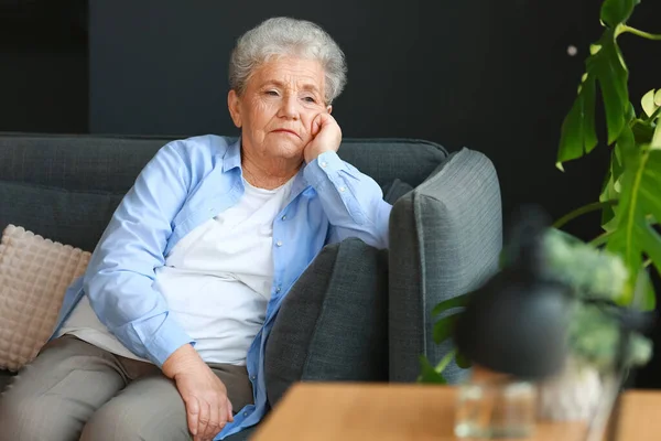 Triste Donna Anziana Seduta Sul Divano Casa — Foto Stock