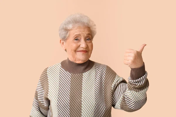Senior Kvinna Visar Tummen Upp Beige Bakgrund — Stockfoto