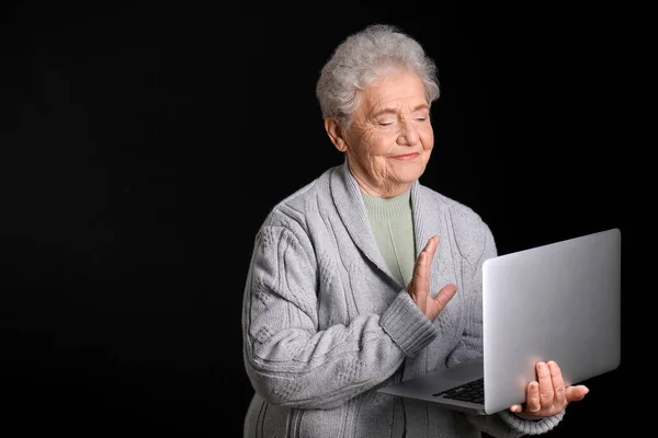Старшая Женщина Ноутбуком Видео Чата Черном Фоне — стоковое фото