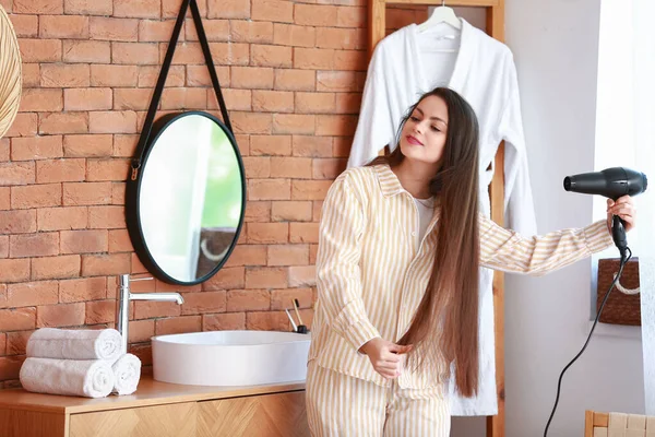 Banyosunda Saç Kurutma Makinesi Olan Güzel Bir Kadın — Stok fotoğraf
