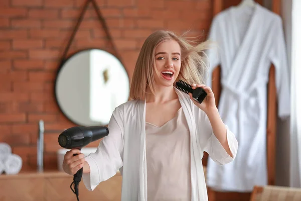 Saç Kurutma Makinesiyle Banyoda Şarkı Söyleyen Güzel Bir Sarışın — Stok fotoğraf