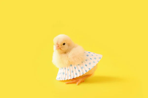 Roztomilé Malé Kuřátko Sukní Žlutém Pozadí — Stock fotografie