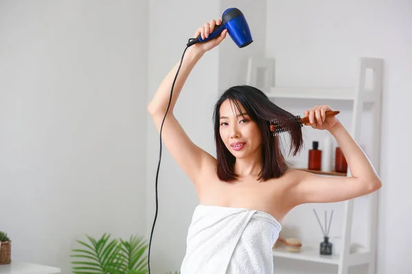 Muito Jovem Mulher Asiática Secando Cabelo Banheiro — Fotografia de Stock